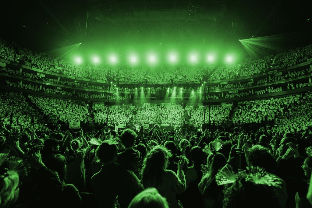 Green shot of an O2 choir