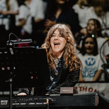 Ros plays the keys at a YV concert